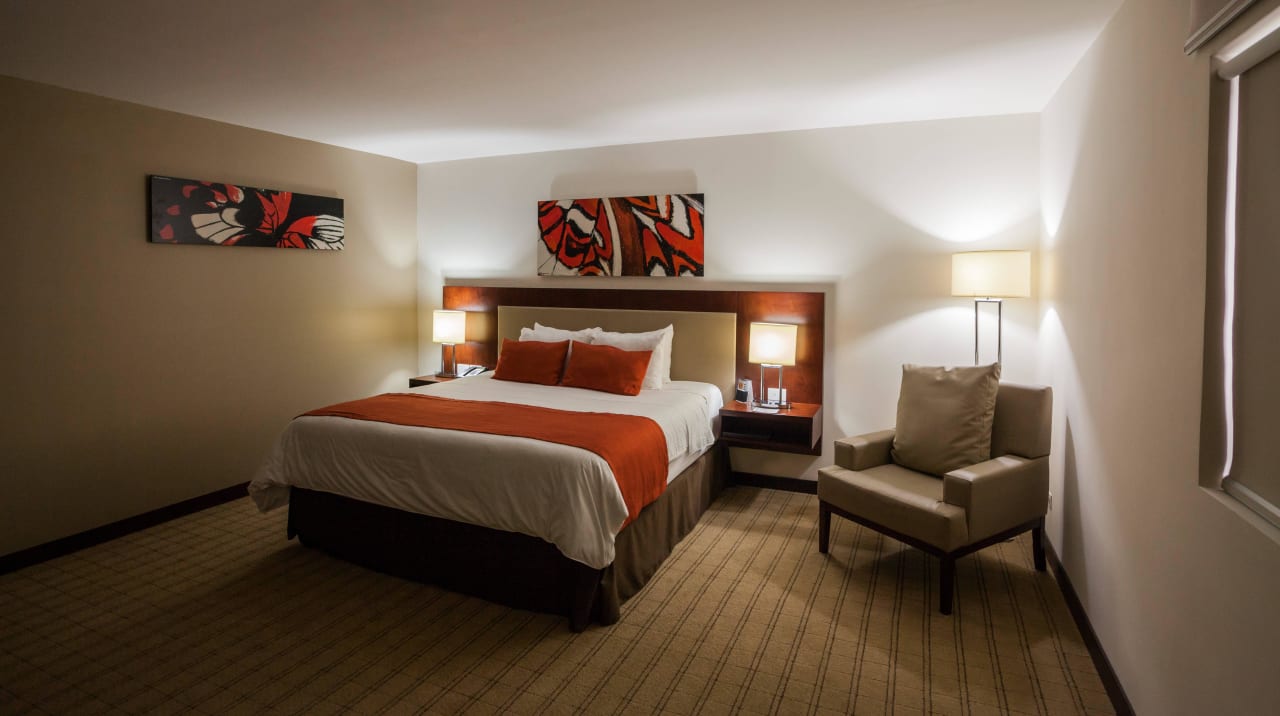 King Bed Jr. Suite Wyndham Garden Hotel San Jose Escazu