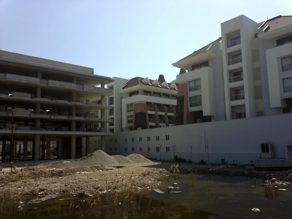 Baustelle nebenan Sherwood Dreams Resort