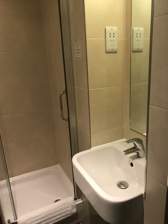 Dusche / Waschbecken Pendulum Hotel