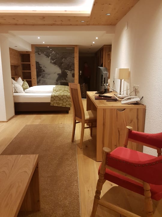 Hinten links Badezimmer, rechts der Schrank Hotel Olympia