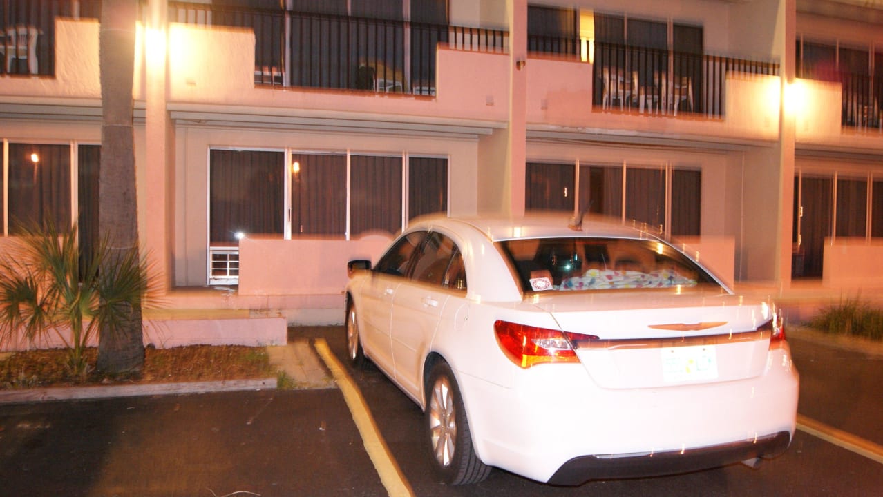 Parken direkt vor dem Zimmer im EG Seaside Inn & Suite Clearwater Beach