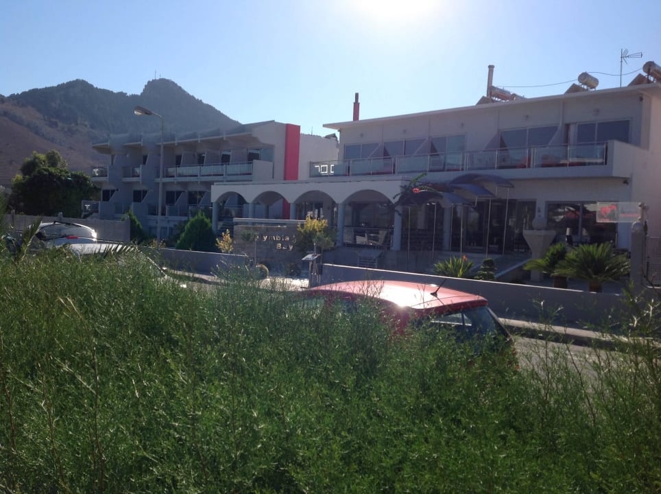 Vor dem Hotel Kolymbia Bay Art Adults-only Hotel