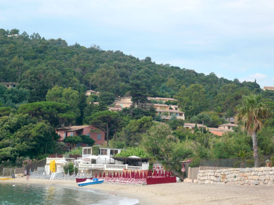 Pohled z pláže na ubytování Le Domaine De La Pinède