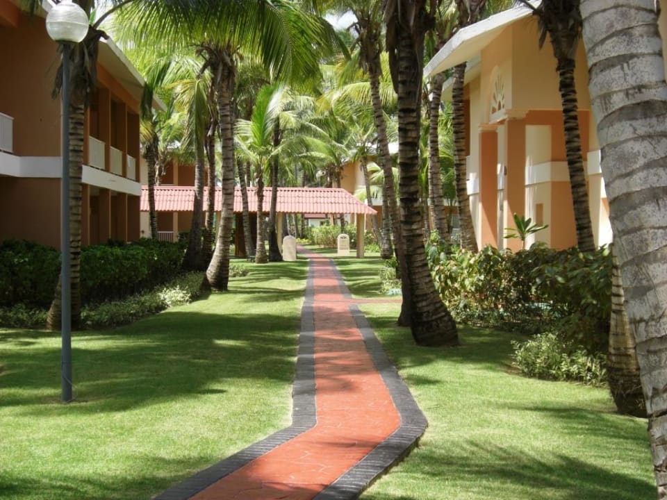 Weg durch die Anlage Hotel Grand Palladium Palace Resort, Spa & Casino