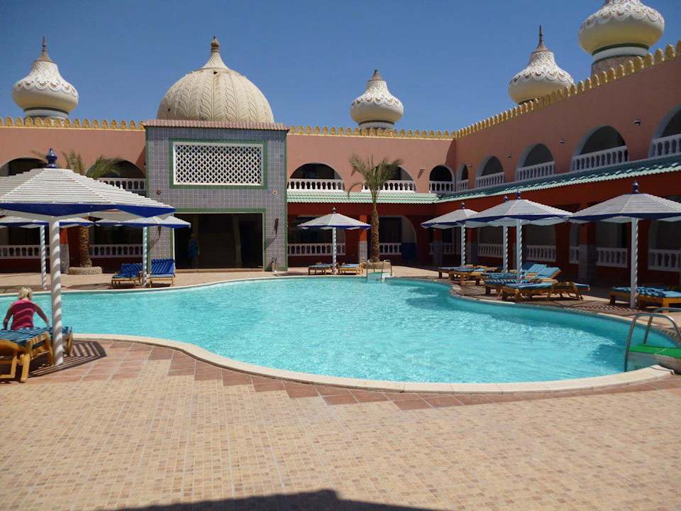 Маленький бассейн во дворике Pickalbatros Alf Leila Wa Leila Resort - Neverland Hurghada