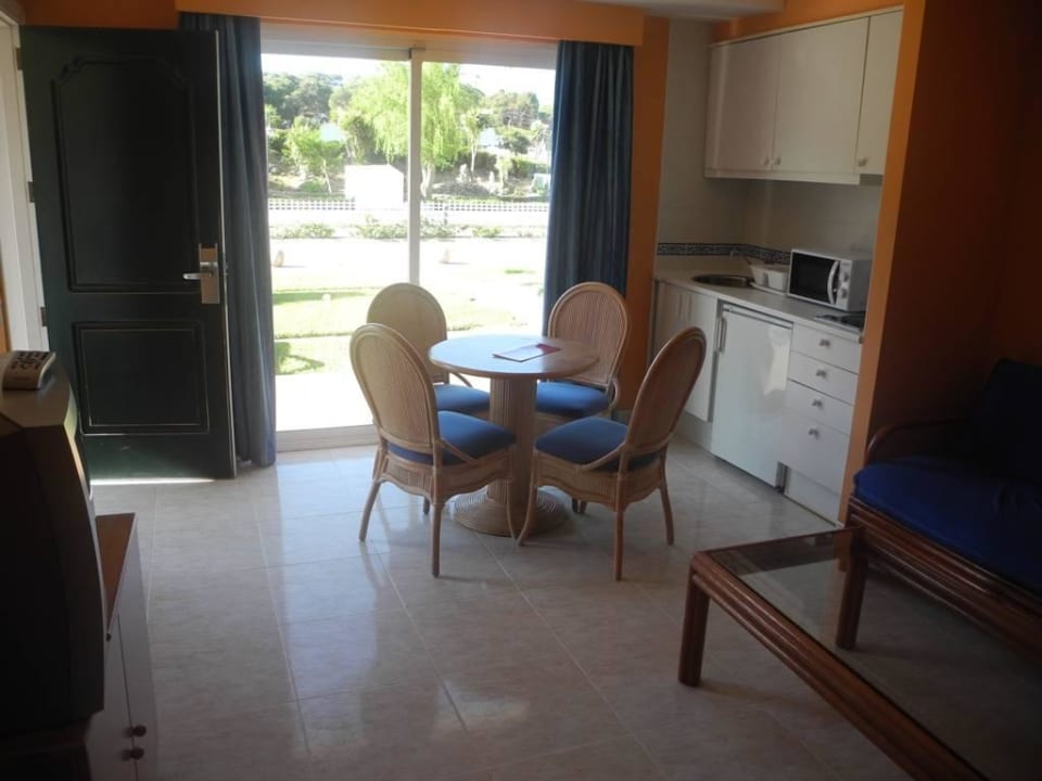 Wohnzimmer mit Küchenzeile im Bungalow des Hotels Minura Cala Galdana & Apartamentos d'Aljandartos d'Aljandar