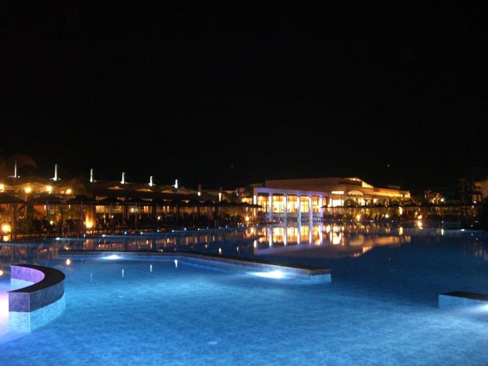 Pool bei Nacht Blue Lagoon Resort