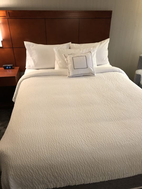 Zimmer Courtyard Hotel Kingston Highway 401/Division Street