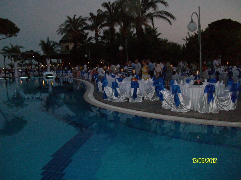 Abendessen am Pool (Galaabend) Papillon Ayscha