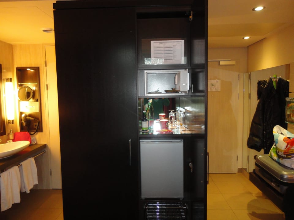 Blick zum Bad/Schrank/Flur Lindner Hotel Vienna Am Belvedere, part of JdV by Hyatt