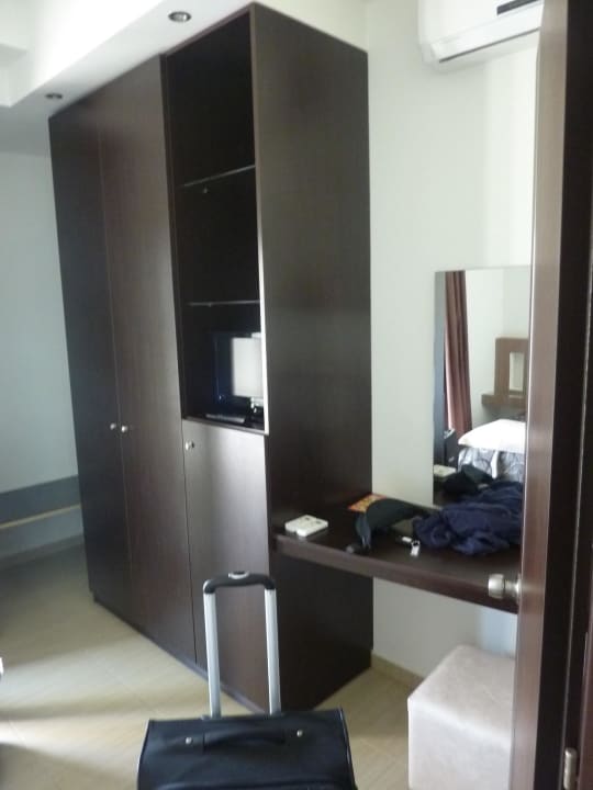 Schlafzimmerschrank mit Fernseher Hotel Tony's Beach