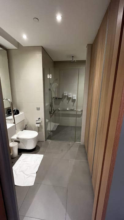 Zimmer Dorsett Changi City Singapore