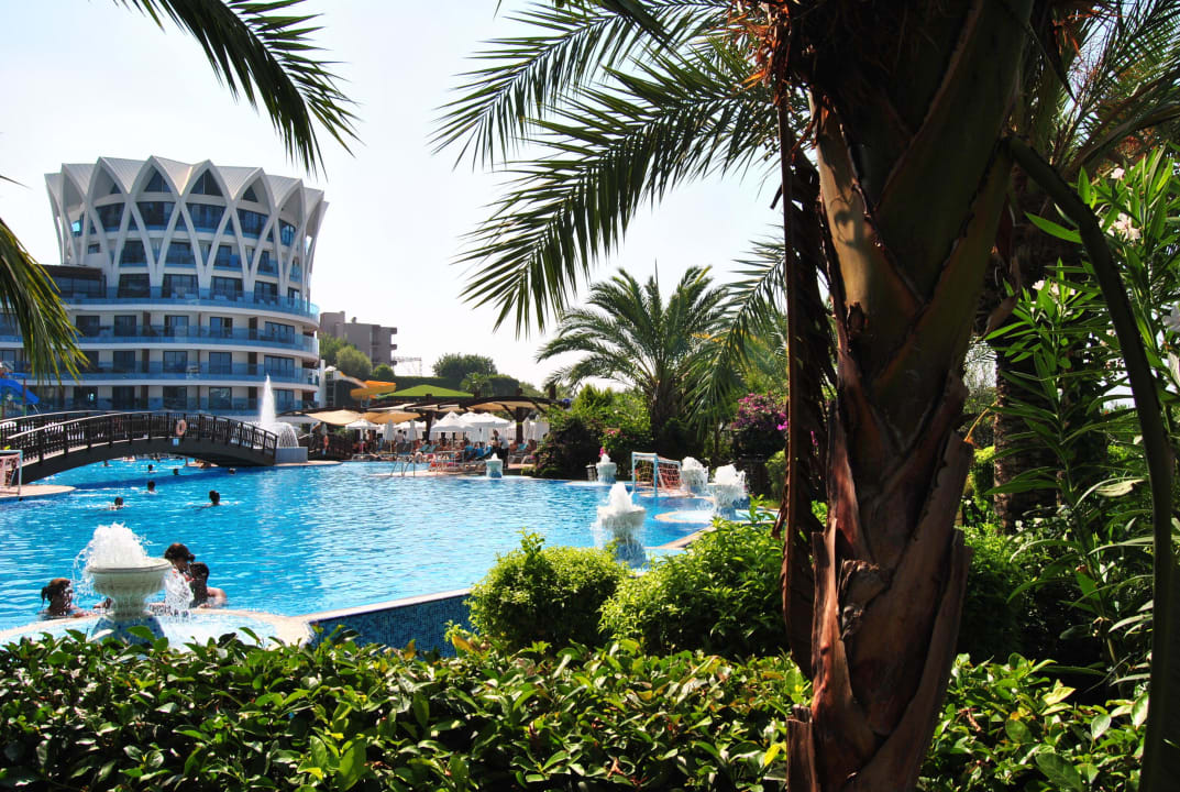 Vom Restaurant zum Pool Granada Luxury Okurcalar