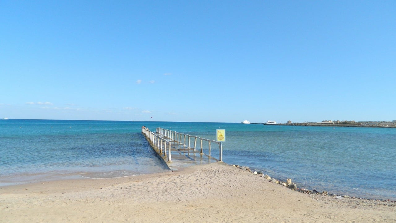 Steg zum Riff Aladdin Beach Resort