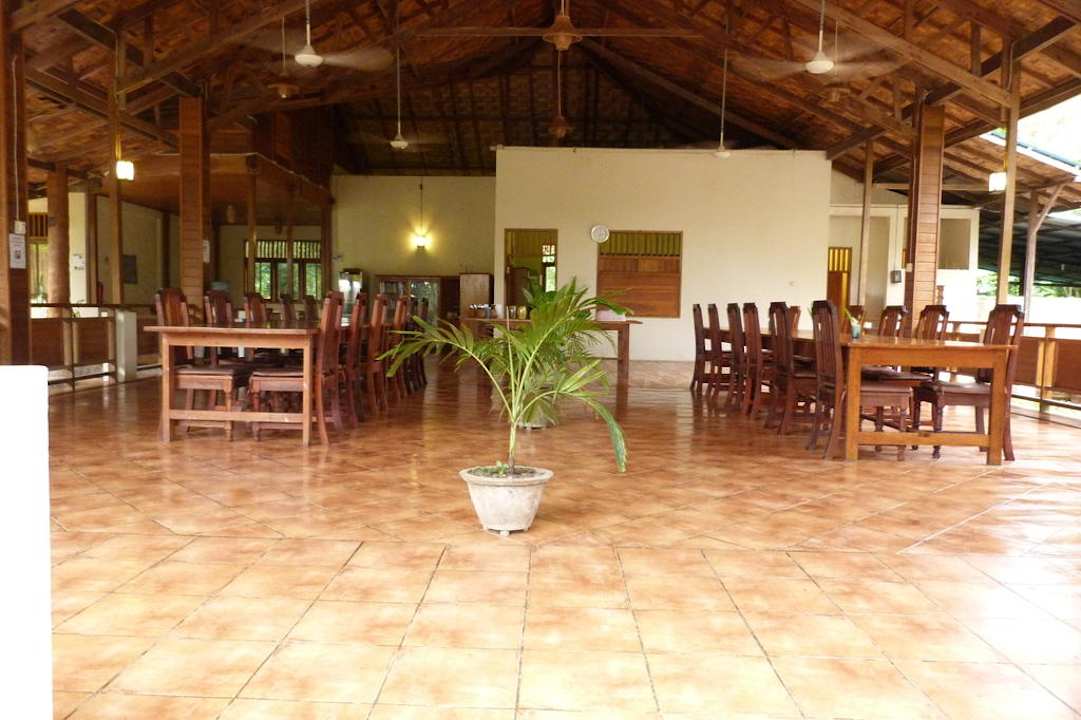 Das Restaurant mit 2 grossen Tischen Two Fish Divers Resort