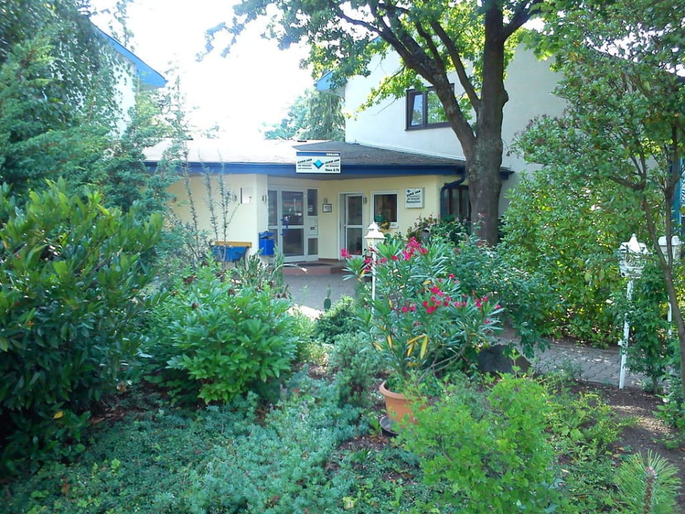 Blick von der Straße zum Eingang Euro Inn Die Herberge