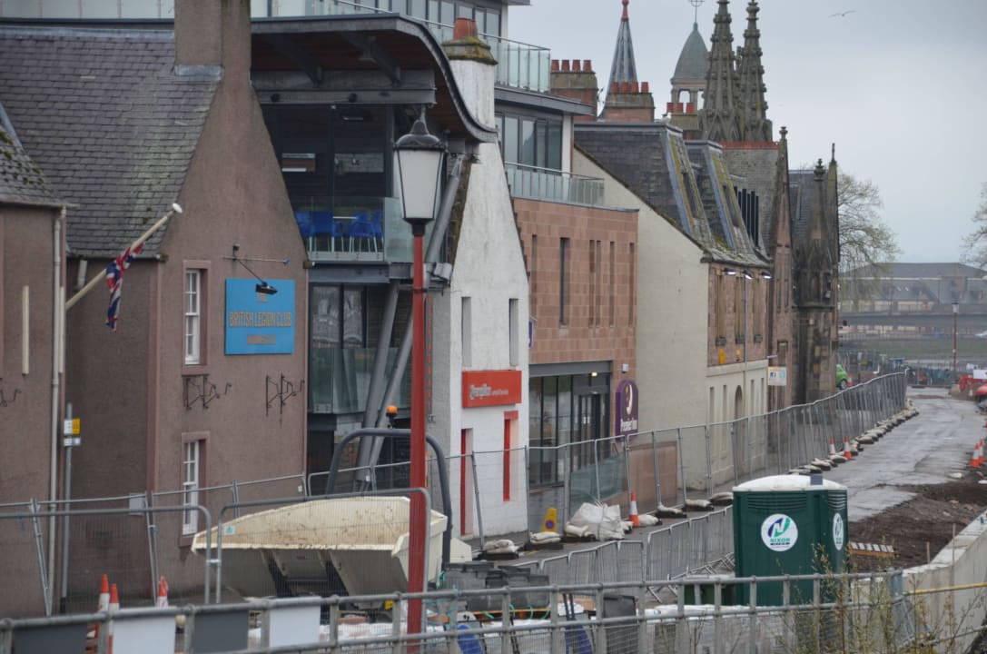 Baustelle vor dem Haus (04/2014) Hotel Premier Inn Inverness Centre (River Ness)
