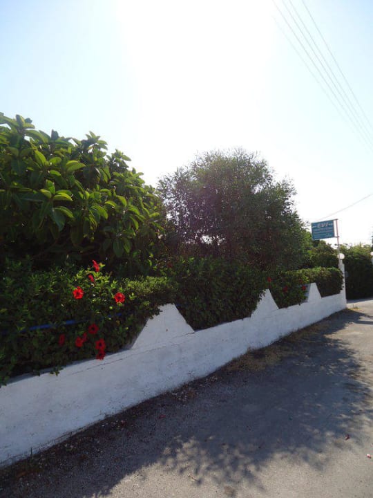 Vor dem Hotel Hotel Evi Apartments And Studios