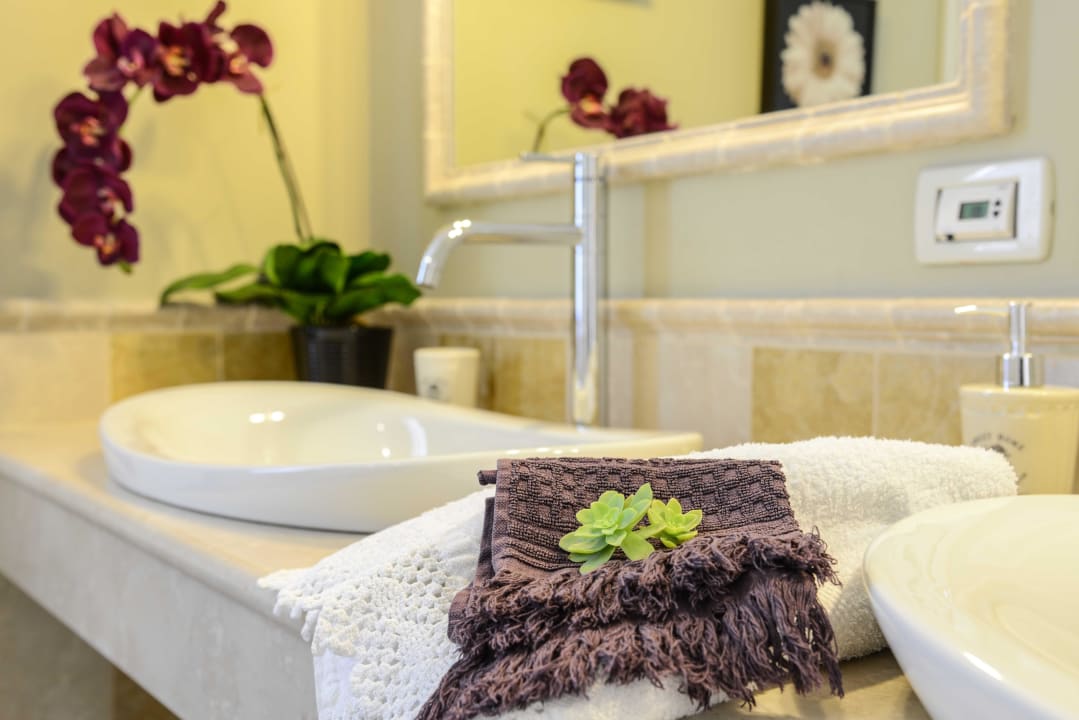 Bagno con Jacuzzi camera I falchi B&B Villa Muslone