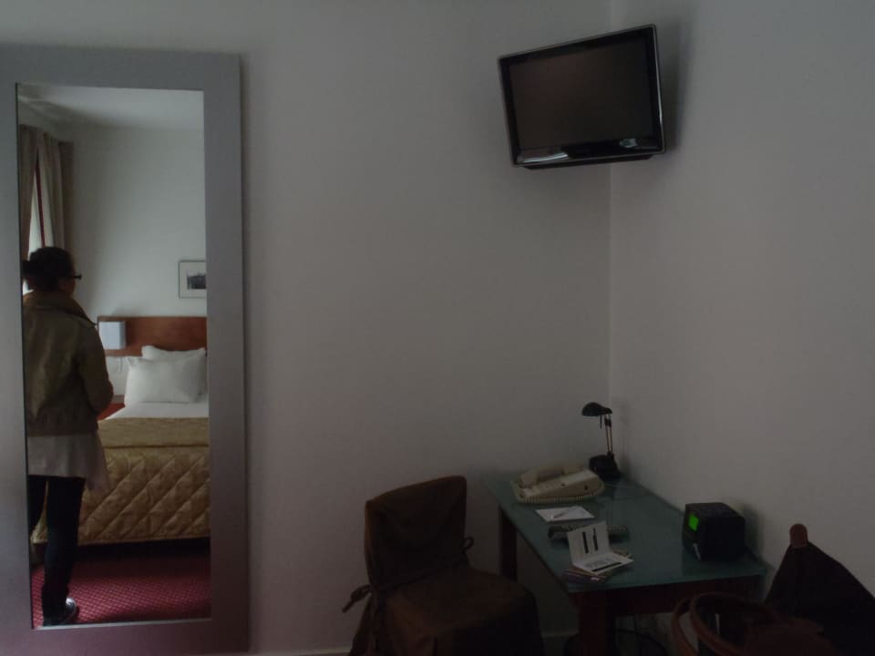 Großer Spiegel, TV & Schreibtisch Hotel Shocard