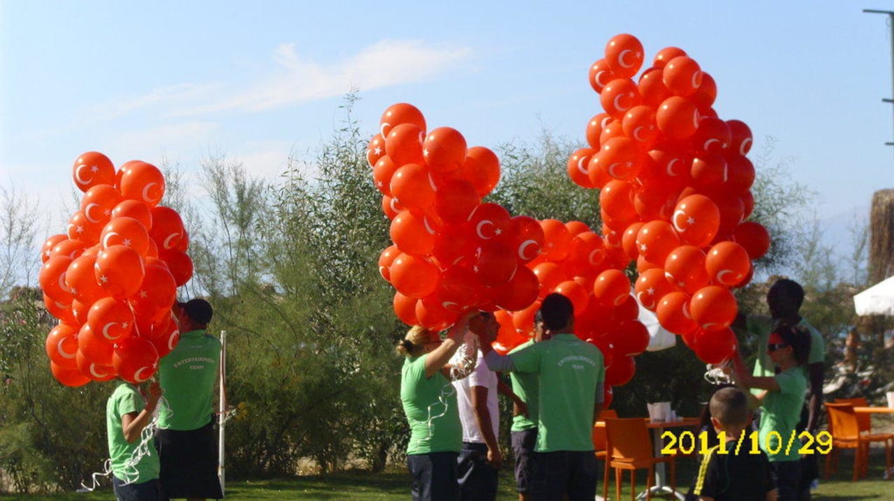 250 Luftballons zum Tag der türkischen Republic Voyage Belek Golf & Spa