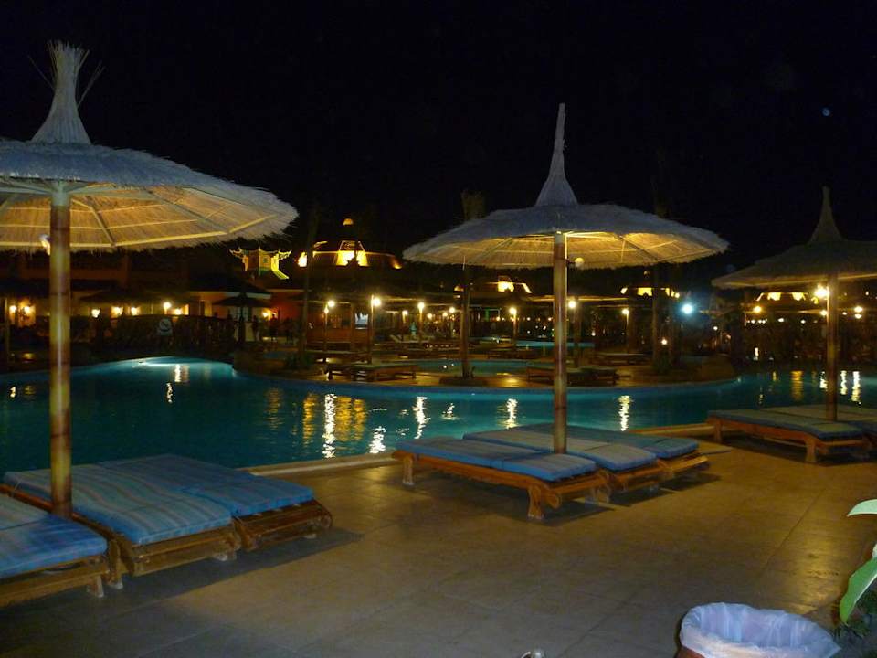 Basen główny nocą Pickalbatros Jungle Aqua Park Resort - Neverland Hurghada