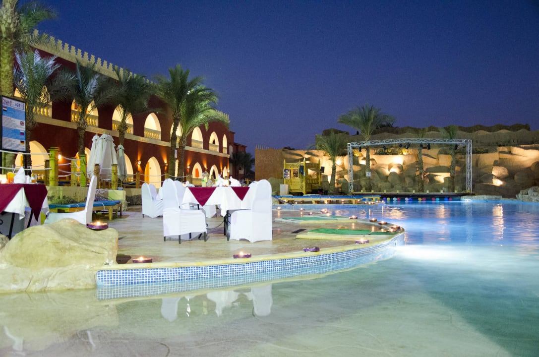 Stammgästeabendessen am Pool Pickalbatros Alf Leila Wa Leila Resort - Neverland Hurghada