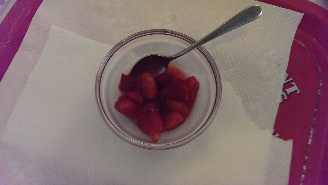 Einer vielen spärlichen Nachtische Hotel Marinella