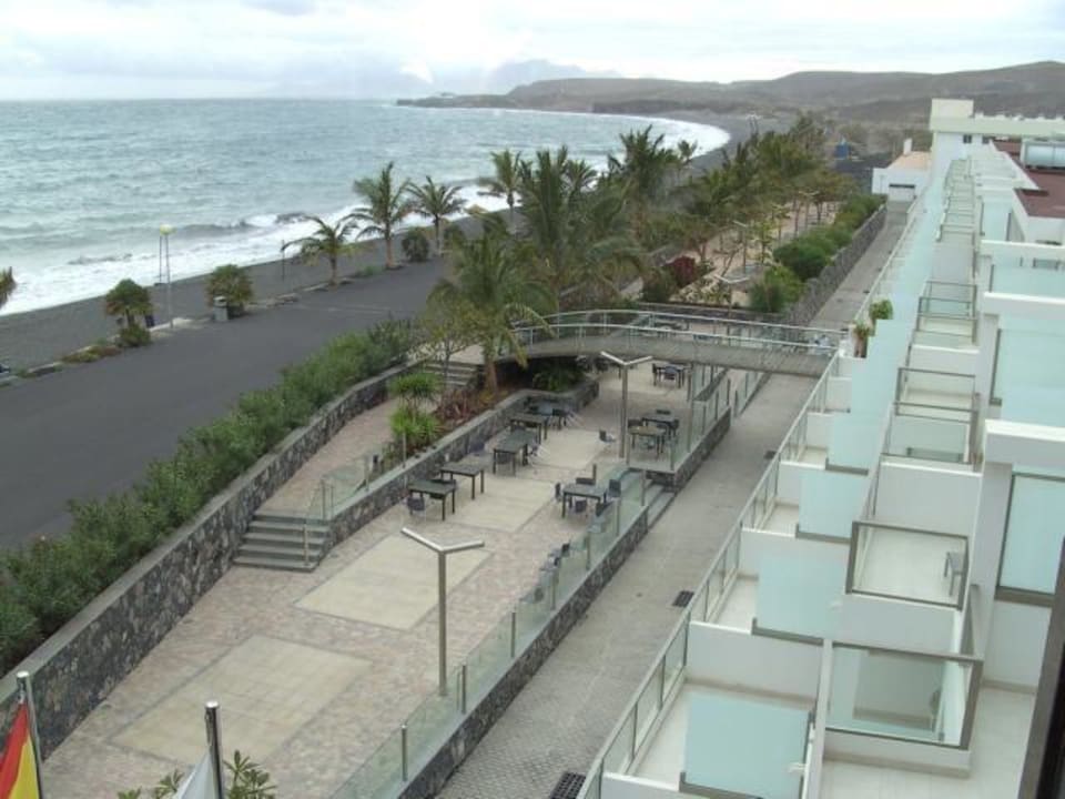 Blick auf Strand und Hotelterrassen R2 Bahía Playa Design Hotel & Spa - Adults Only