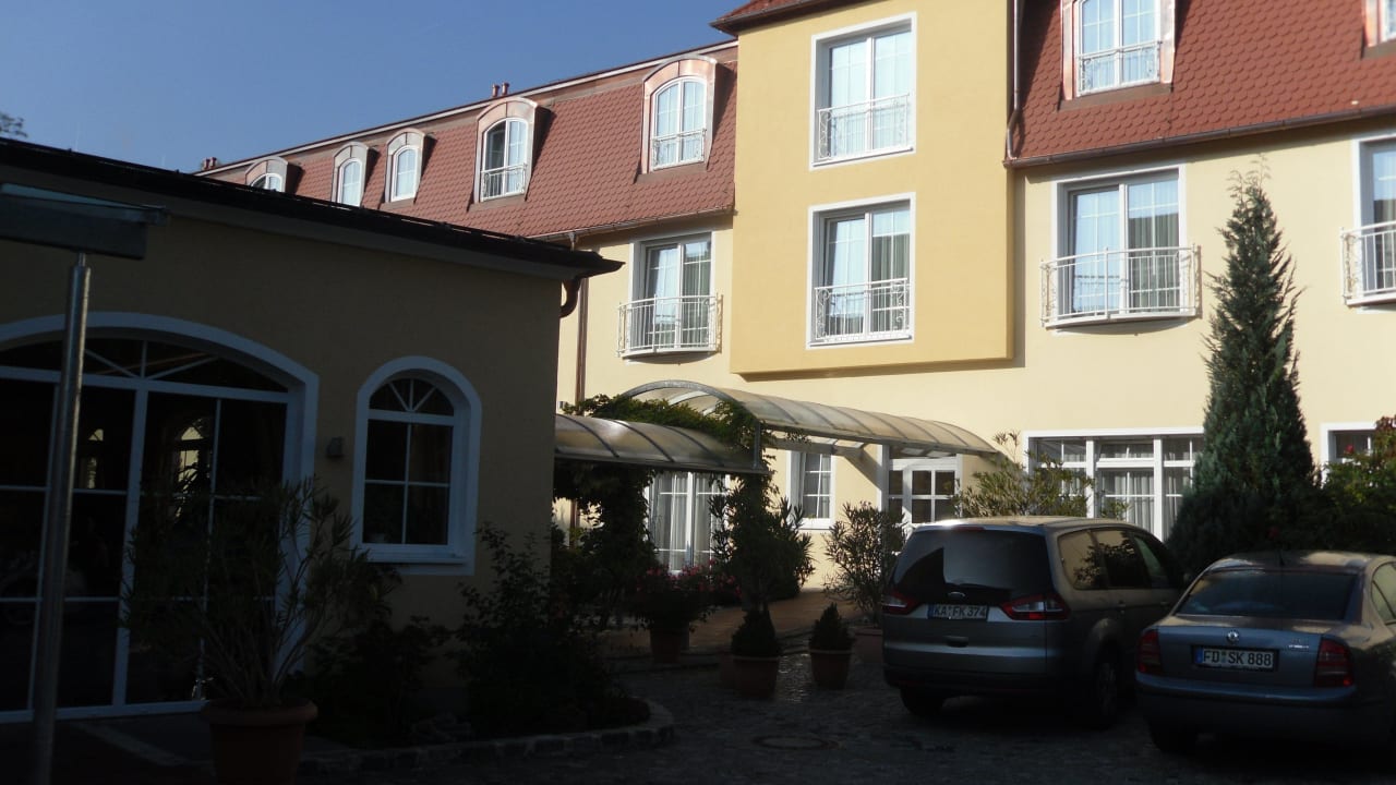 In der Einfahrt Hotel am Schlossberg