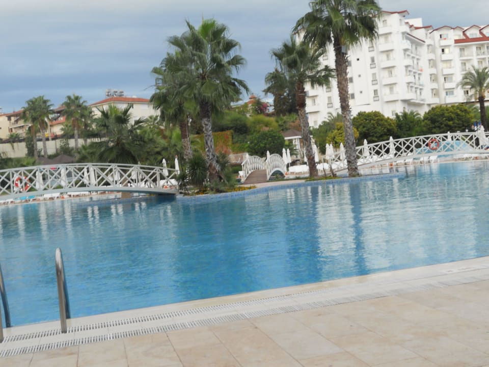 Der schöne Pool Side Mare Resort & Spa