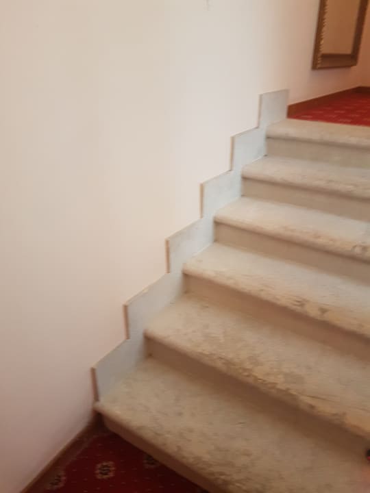 Treppen ohne Geländer. Lago Garden