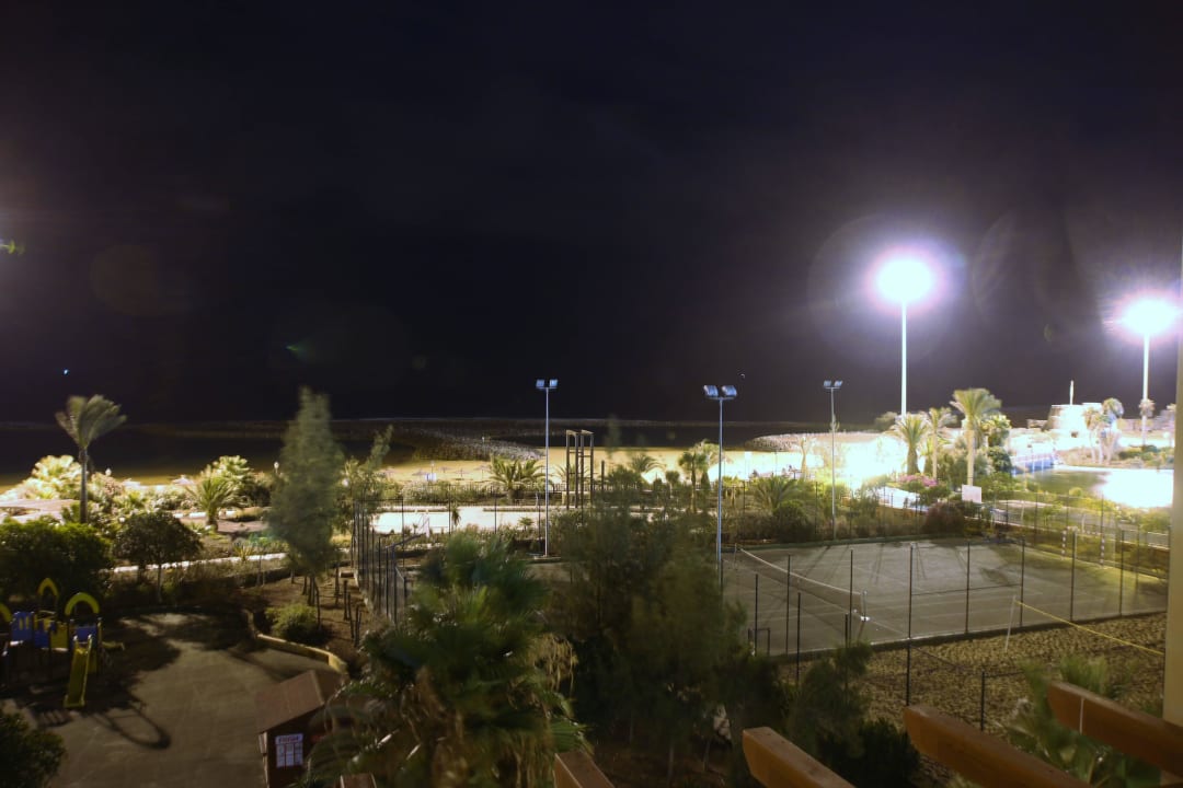 Widok na boisko nocą Elba Carlota Beach & Golf Resort