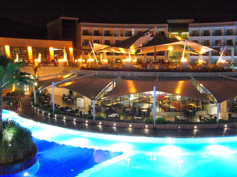 Oben Sonnenterrasse unten Hauptrestaurant und Pool Paloma Pasha
