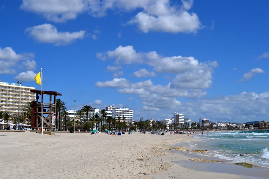 Gelbe Fahne - Wellen waren ganz schön groß Hipotels Cala Millor Park