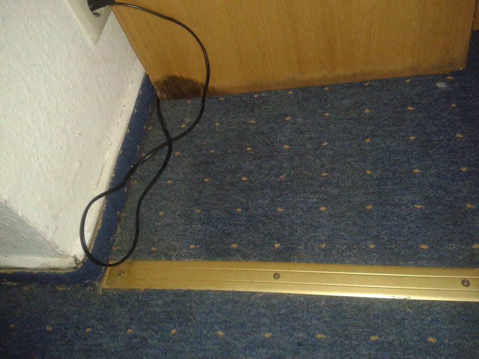 Geflickter Teppich und Wasserschaden am Nachtschra Hotel Berlin Märkischer Hof am Tacheles