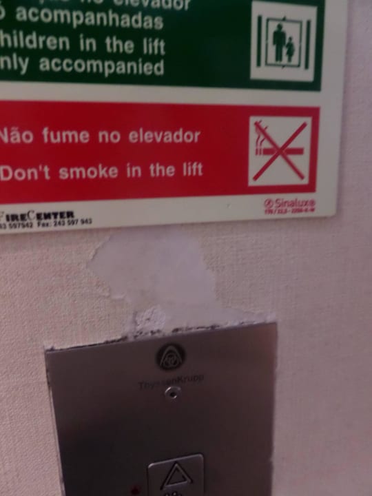 Eingang vom Lift - renovierungsbedürftig Sesimbra Oceanfront Hotel