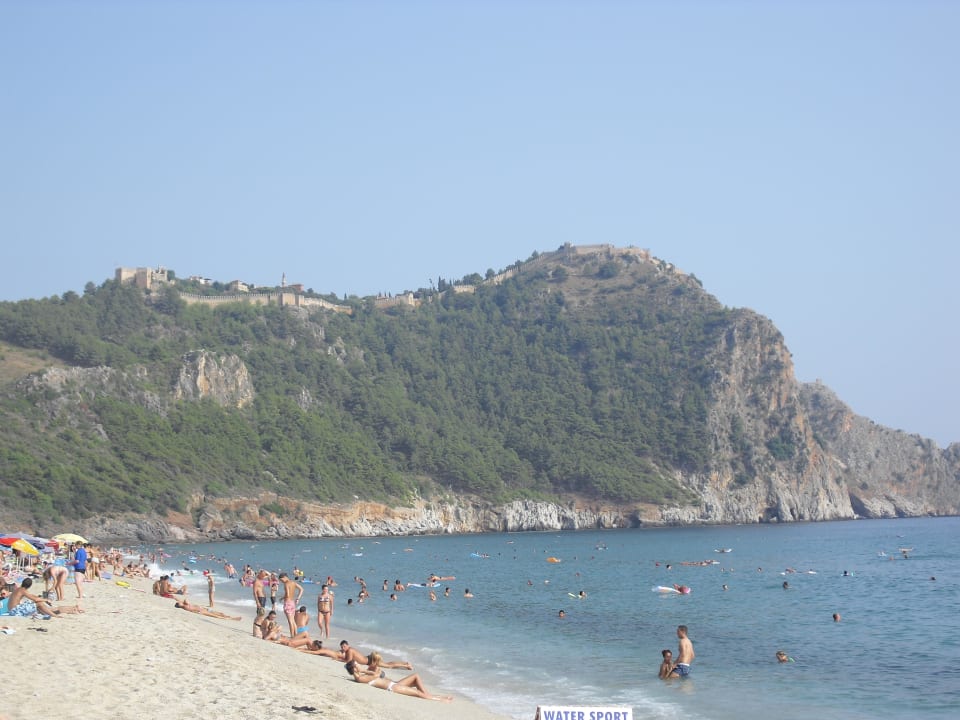 Blick vom Strand auf die Burg Hotel Grand Zaman Beach