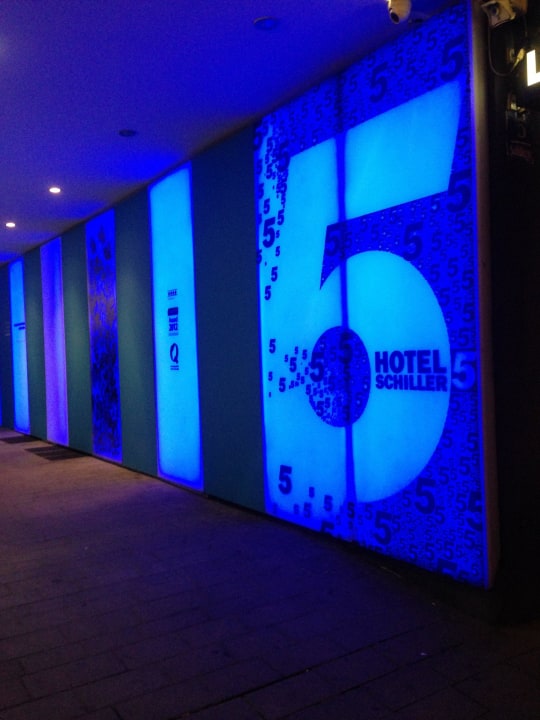 Eingang von der Straße Schiller 5 Hotel