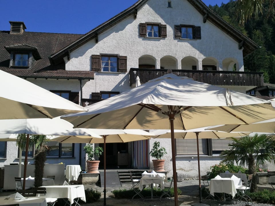 Blick von Terrasse auf Haupthaus See- und Seminarhotel FloraAlpina