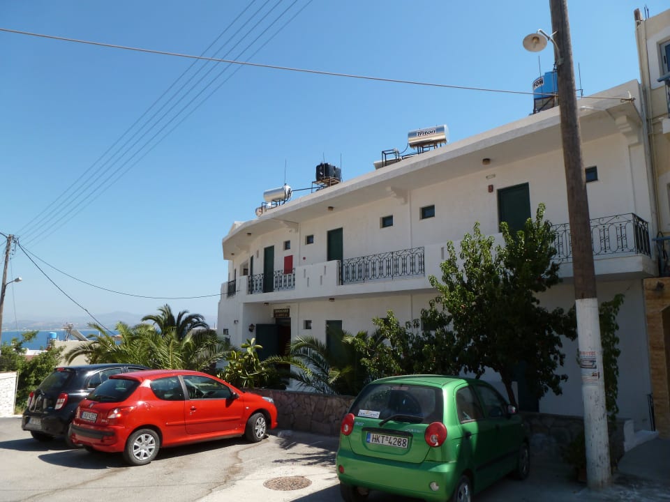 Parkplatz und Eingang Hotel Iro