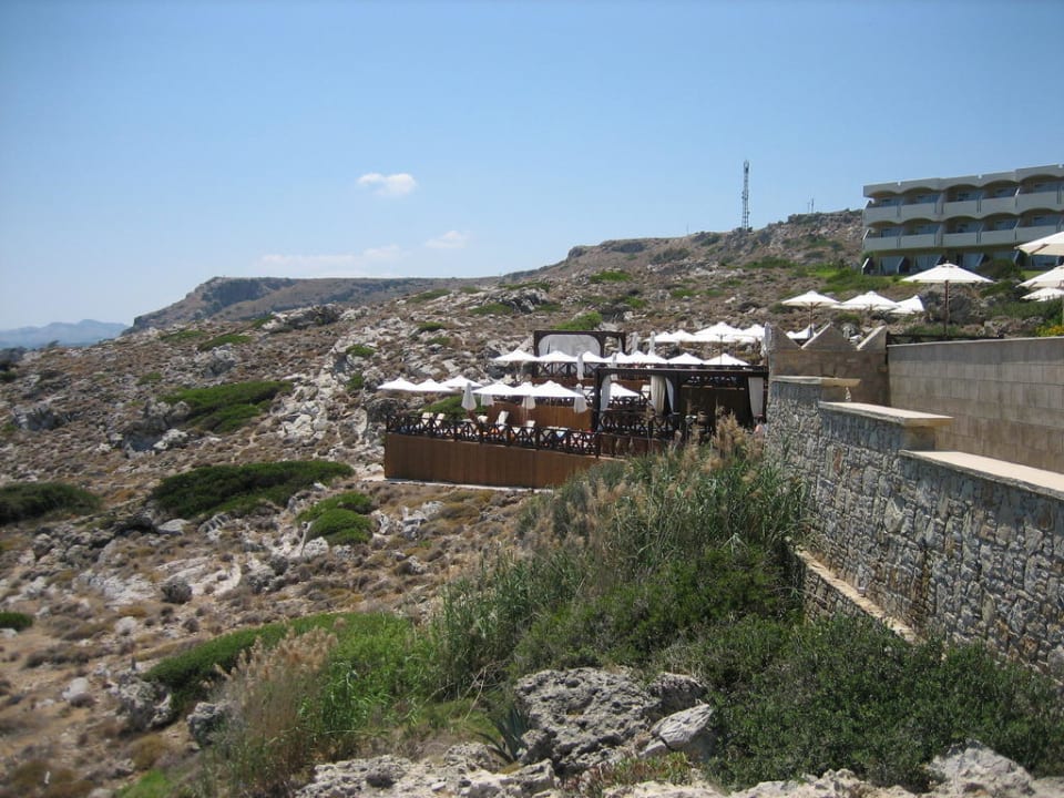 Terrasse/ Pavillons mit Sonnenliegen Hotel Kalithea Horizon Royal