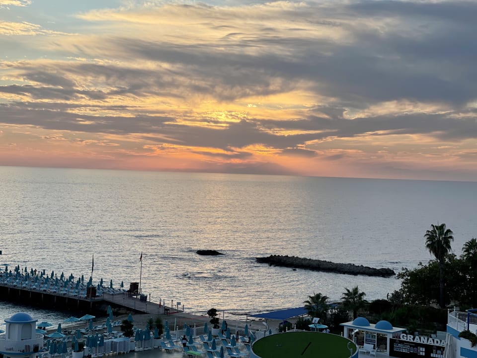 Strand Azura Deluxe Resort & Spa Hotel