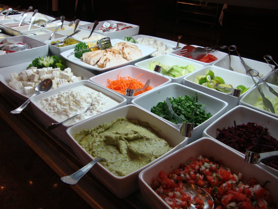 Frühstück - Putenbrust und Salate Hotel Riu Palace Riviera Maya