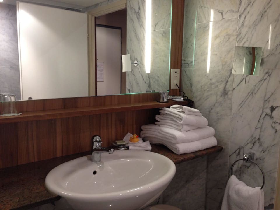 Badezimmer Mövenpick Hotel Zürich-Airport
