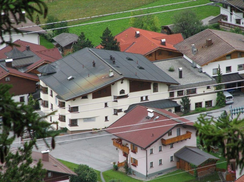 Blick vom Berg ins Tal auf das Hotel Hotel Zur Pfeffermühle