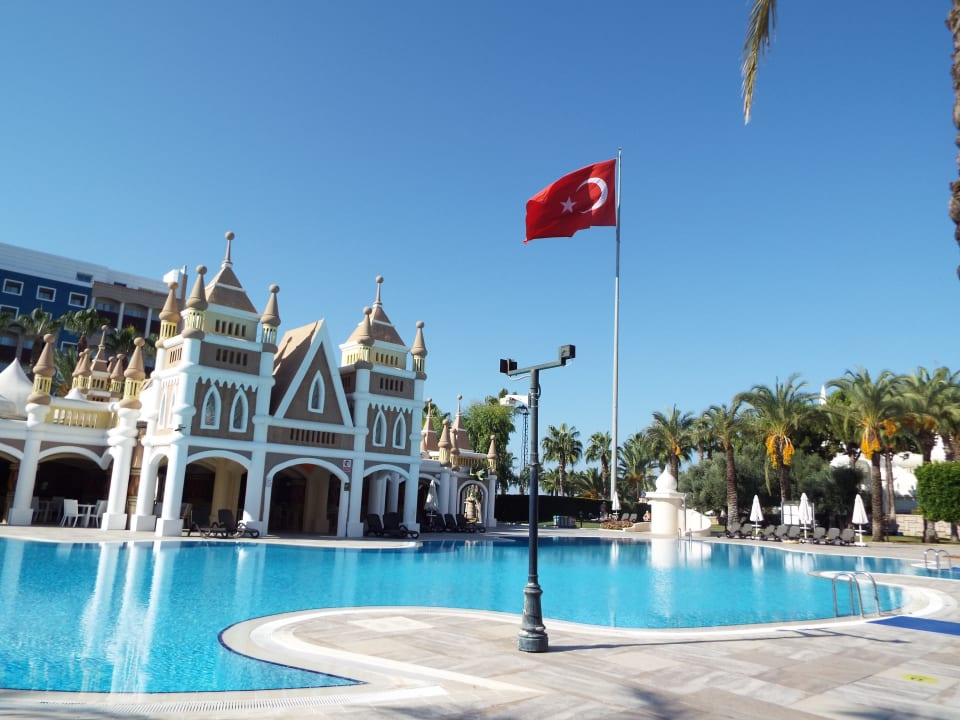 Pool Kamelya Aishen Club