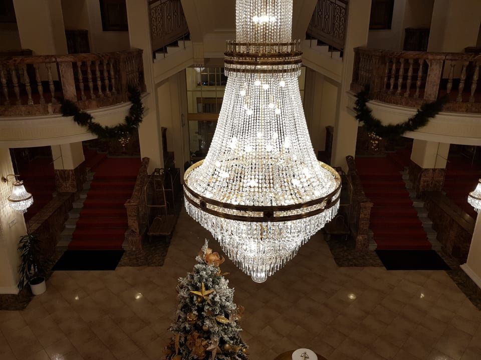 Der Eingangsbereich von erstem Stock fotografiert.  Hotel Imperial