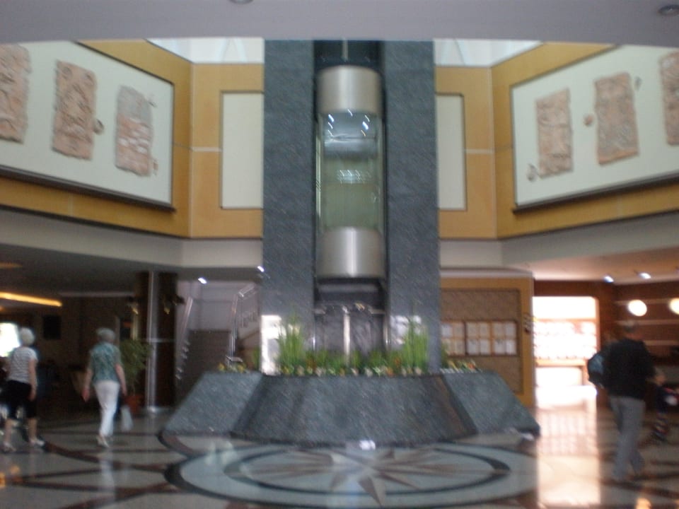 Der Fahrstuhl in der Lobby Hane Family Resort