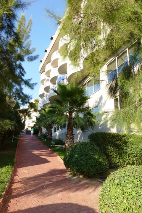 Seitenansicht auf die Balkone und Teil des Gartens Side Sun Hotel